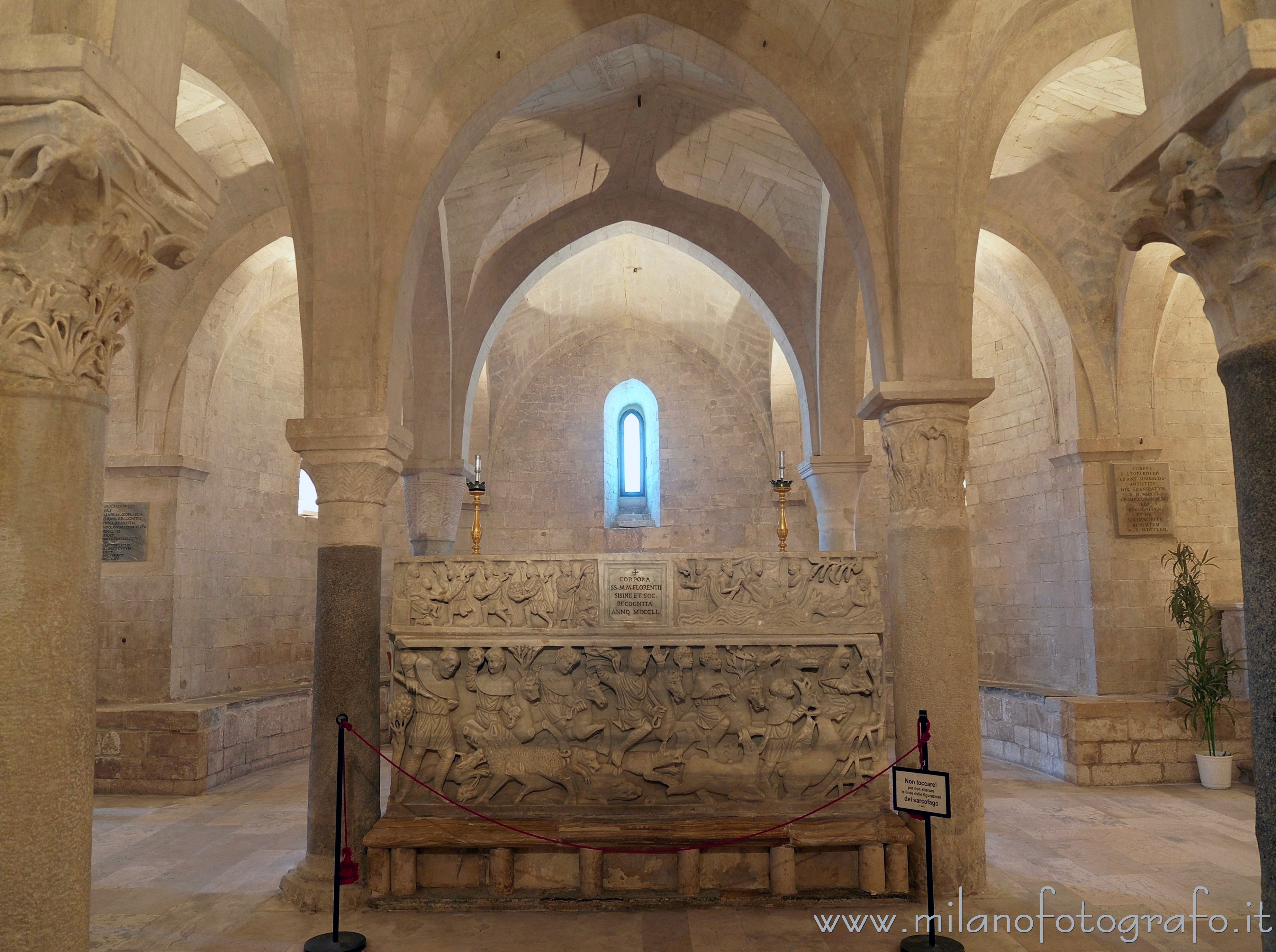 Osimo (Ancona) - Sarcofago nella cripta della Cattedrale di San Leopardo